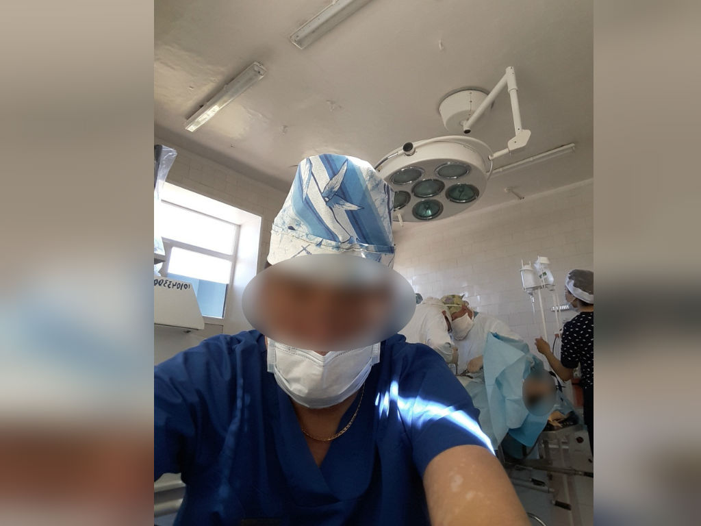Медик делал снимки во время операции