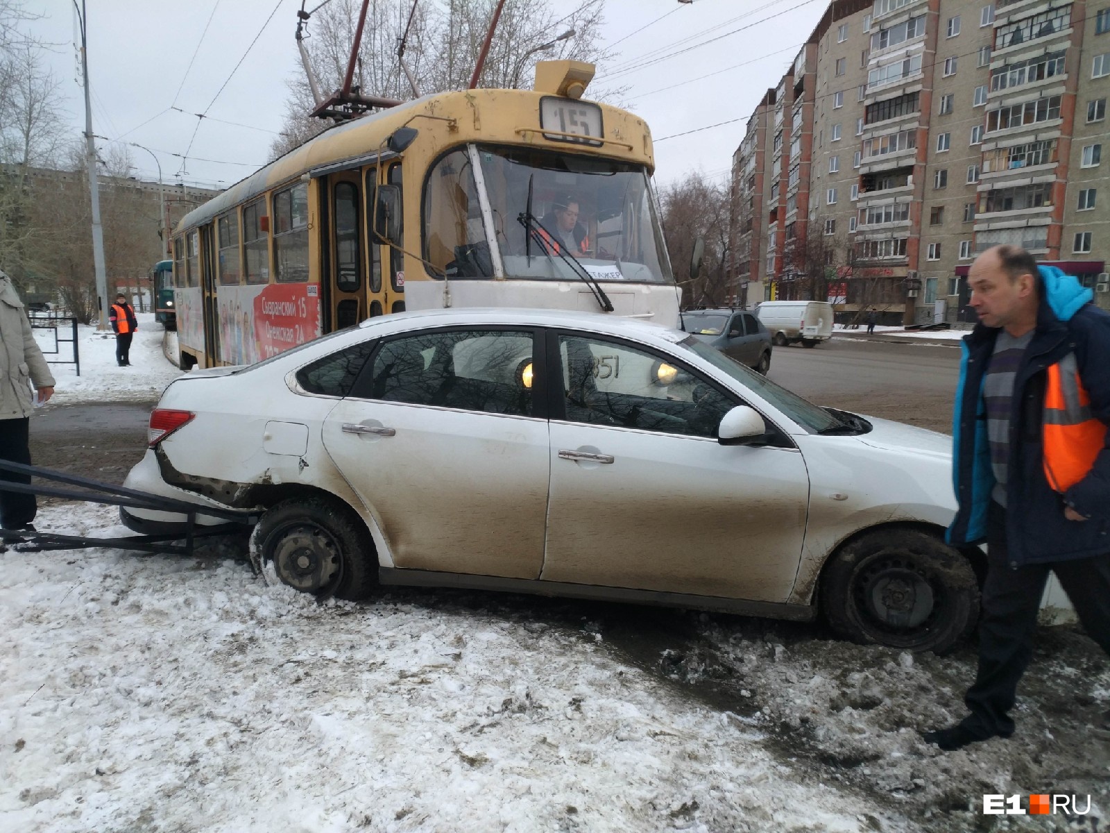 Е1 екатеринбург новости сегодня. Сегодняшняя авария трамвая в Екатеринбурге. Авария на ЖБИ Екатеринбург вчера. ДТП В Екатеринбурге на трамвайных путях.