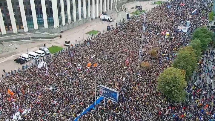 Пришли Дудь, Оксимирон и Парфенов: в Москве 50 тысяч человек выступили против произвола властей