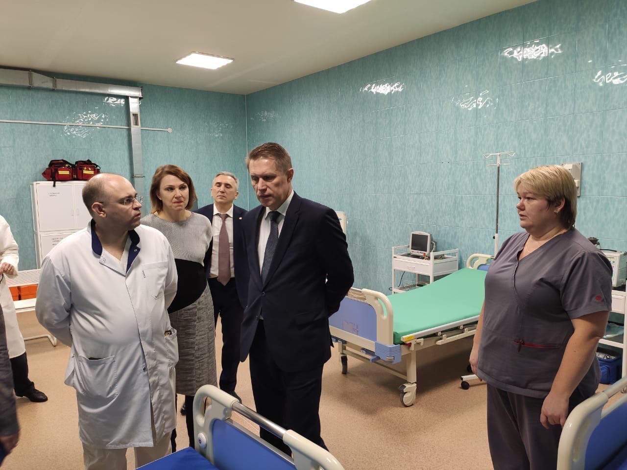 На фото представители сферы медицины. Слева направо: врач Областной клинической больницы № 1 Алексей Алексеевич Барадулин, руководитель департамента здравоохранения Тюменской области Инна Борисовна Куликова и министр здравоохранения России Михаил Мурашко. На заднем фоне — губернатор нашего региона Александр Моор На фото представители сферы медицины. Слева направо: врач Областной клинической больницы № 1 Алексей Алексеевич Барадулин, руководитель департамента здравоохранения Тюменской области Инна Борисовна Куликова и министр здравоохранения России Михаил Мурашко. На заднем фоне — губернатор нашего региона Александр Моор