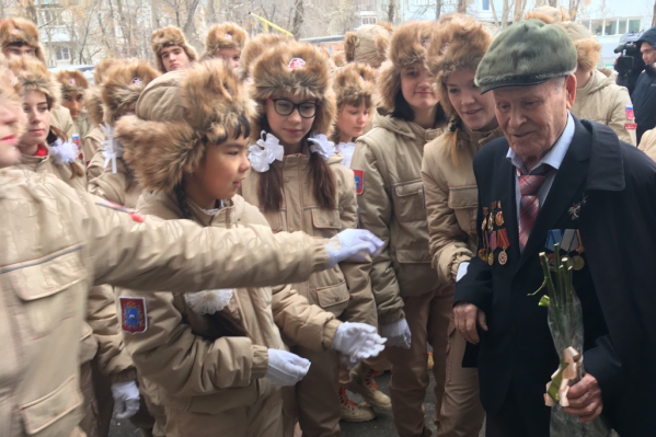 Школьники устроили ветеранам персональный праздник Школьники устроили ветеранам персональный праздник