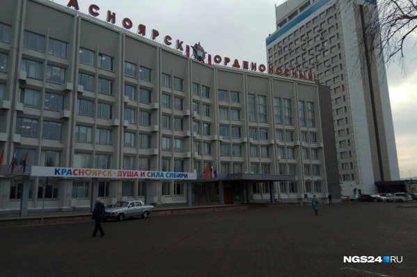 Сейчас на фасаде не осталось и следа Сейчас на фасаде не осталось и следа