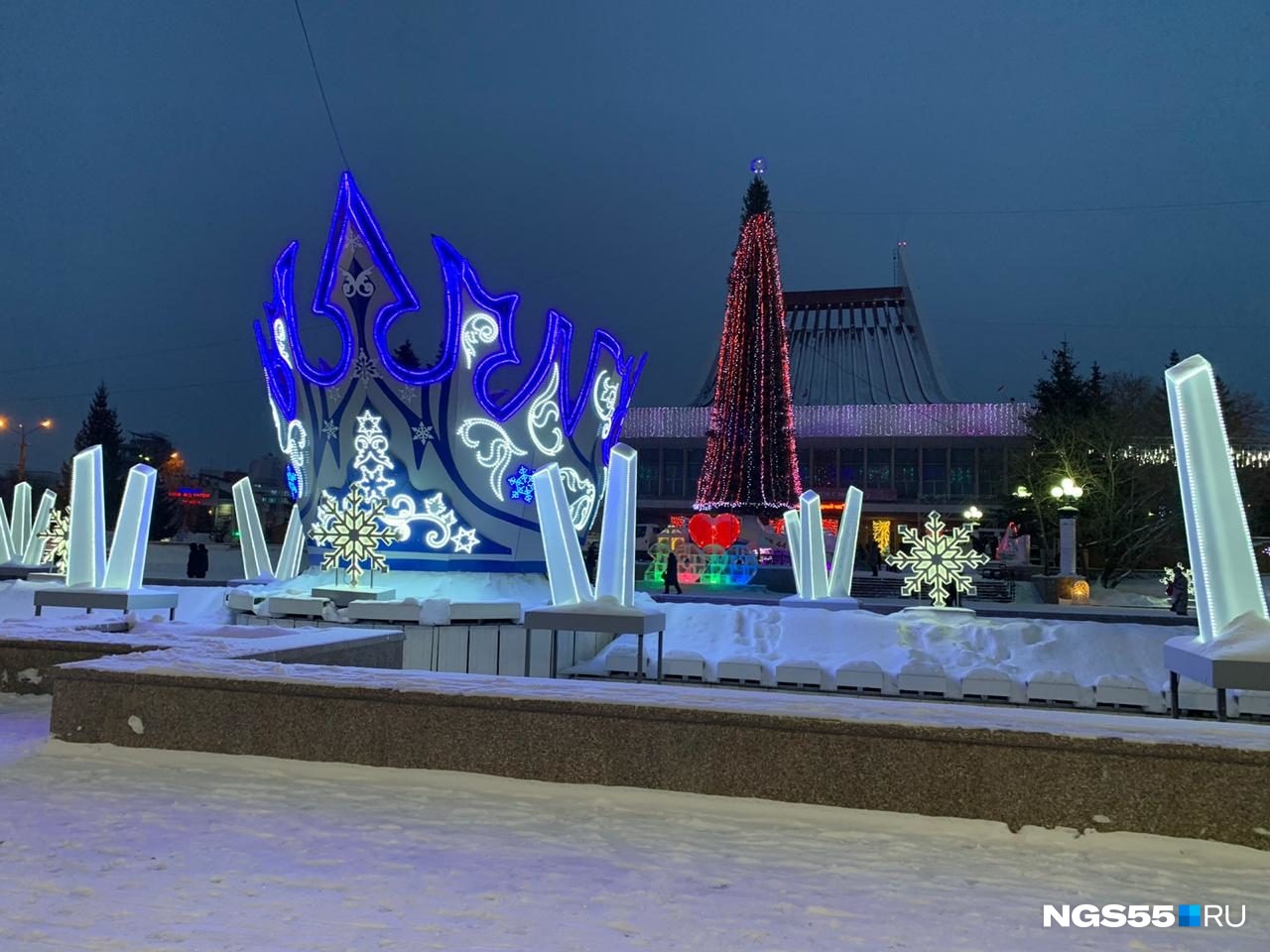 Новогодние праздники в омске. Театральная площадь Омск 2020. Омская елка 2020 городская Омск. Театральная площадь Омск 2021. Омск Театральная площадь зима.