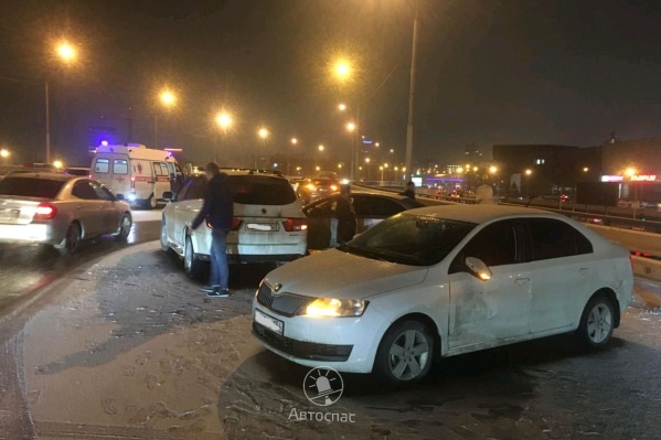 Из-за гололёда машин становится всё больше Из-за гололёда машин становится всё больше