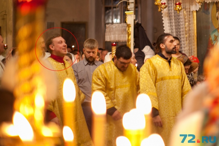 Сергей Замякин (в рясе и джемпере с красным воротом, крайний слева) во время пасхального богослужения