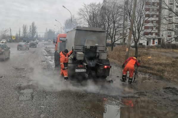 У луж в правой полосе что-то происходит. Это что-то сложно назвать ремонтом У луж в правой полосе что-то происходит. Это что-то сложно назвать ремонтом
