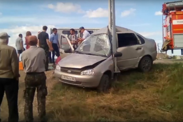 Легковой автомобиль от удара согнулся пополам Легковой автомобиль от удара согнулся пополам