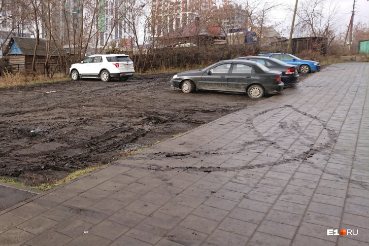 На этом фото видно, в какое свинское состояние приходит Екатеринбург каждое межсезонье. Бороться с гряземесами нужно. Но с помощью одних только штрафов и законных актов проблему не решить На этом фото видно, в какое свинское состояние приходит Екатеринбург каждое межсезонье. Бороться с гряземесами нужно. Но с помощью одних только штрафов и законных актов проблему не решить