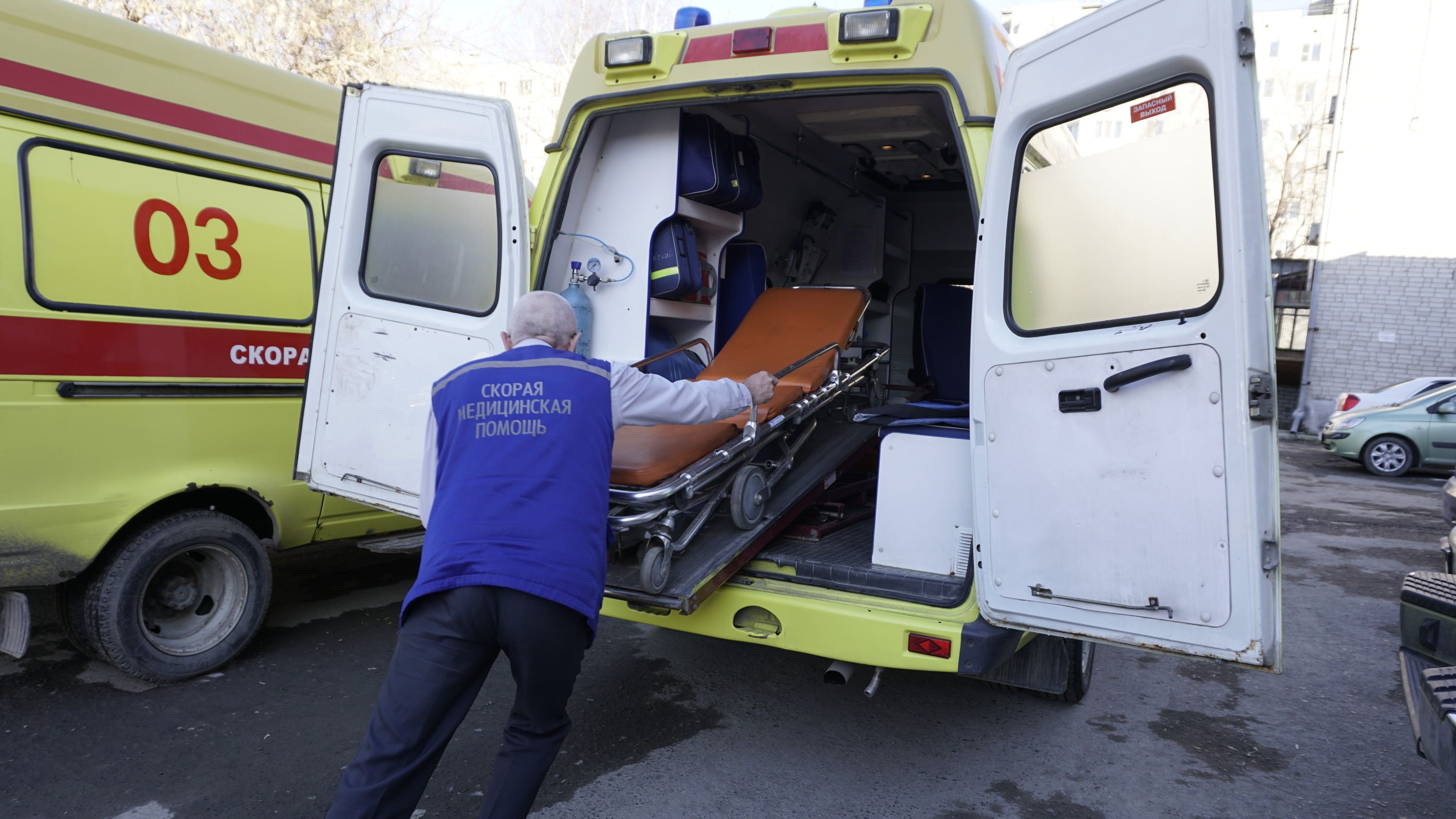 Под Тобольском иномарку занесло под грузовик, водитель погиб