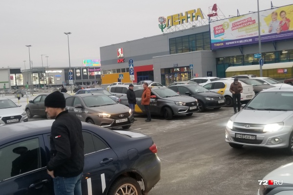 Несколько сотен автомобилей ежедневно собираются на парковках крупных торговых центров (у гипермаркета «Лента» на Мельникайте) Несколько сотен автомобилей ежедневно собираются на парковках крупных торговых центров (у гипермаркета «Лента» на Мельникайте)