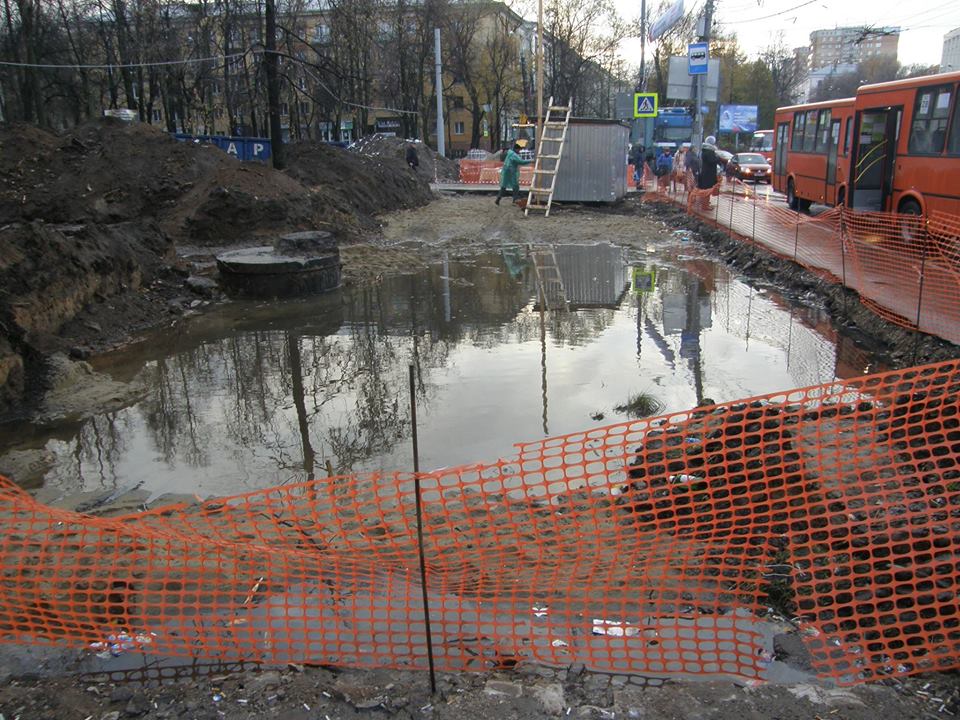 Сквер после первого снега. Не исключено, что плитку придется укладывать в лужи Сквер после первого снега. Не исключено, что плитку придется укладывать в лужи