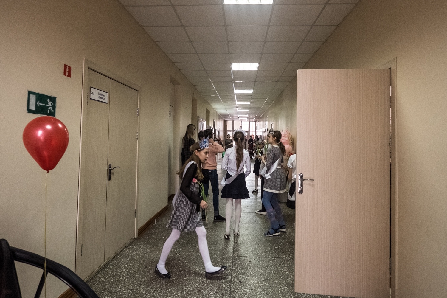 На переменах дети толпятся в коридорах На переменах дети толпятся в коридорах