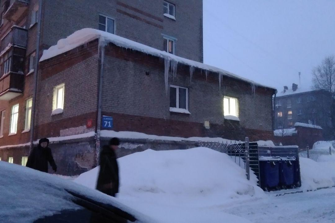 Жители отмечают, что в городе плохо убирают не только снег, но и сосульки Жители отмечают, что в городе плохо убирают не только снег, но и сосульки
