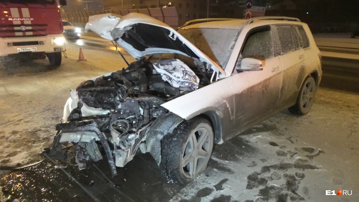 Девушка за рулем Mercedes получила челюстно-лицевую травму Девушка за рулем Mercedes получила челюстно-лицевую травму