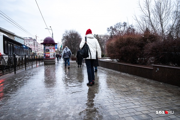 Во время гололеда нужно быть очень осторожным Во время гололеда нужно быть очень осторожным