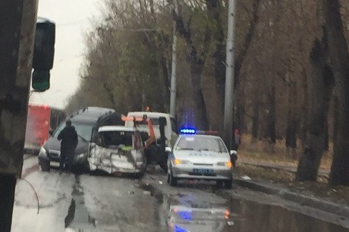 Авария на улице Сибиряков-Гвардейцев Авария на улице Сибиряков-Гвардейцев
