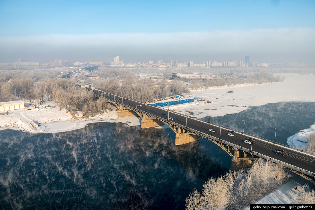 Красноярск зимой. Коммунальный мост Красноярск зимой. Красноярск центр зимой. Мост Красноярск зима. Красноярский мост зимой.