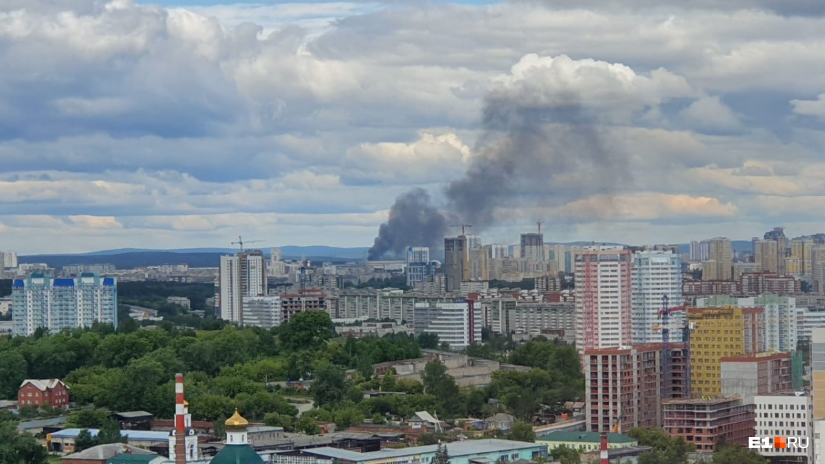 Дым видно за несколько километров: в Цыганском поселке загорелся коттедж