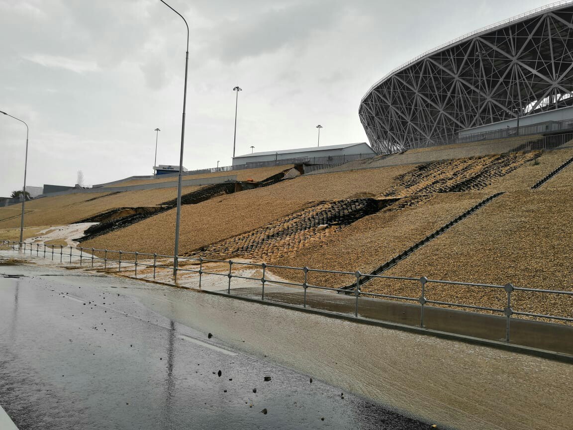 Потоки жидкой грязи со склонов стадиона «Волгоград Арена» затопили нулевую продольную