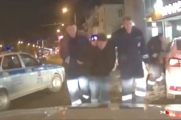 Молодой человек сел в такси, накинул на шею водителя шнурок, вытащил его из машины, сел за руль и уехал Молодой человек сел в такси, накинул на шею водителя шнурок, вытащил его из машины, сел за руль и уехал
