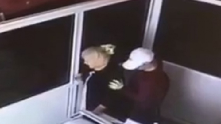 Вцепился женщине в волосы: эксклюзивное видео ограбления банка в центре Ярославля