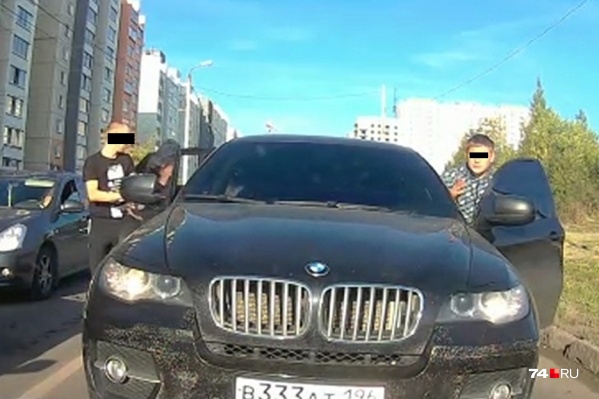 Молодые люди попытались убедить автора видео сдать назад, но потом сдались Молодые люди попытались убедить автора видео сдать назад, но потом сдались