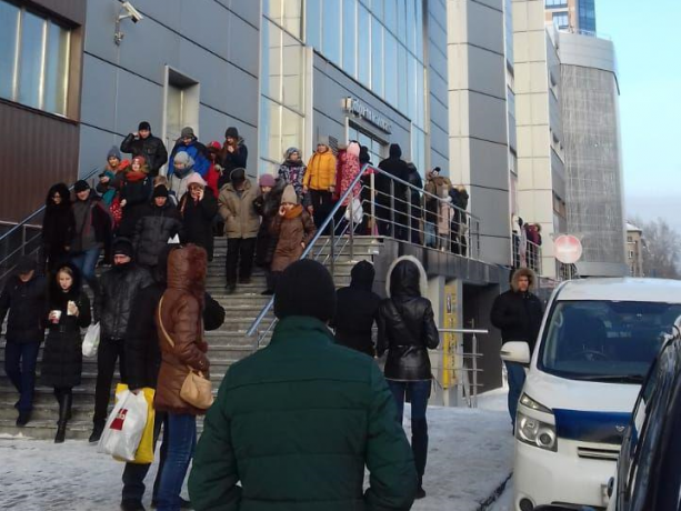 В Новосибирске массово эвакуируют школы, больницы и офисники — всего 44 здания В Новосибирске массово эвакуируют школы, больницы и офисники — всего 44 здания