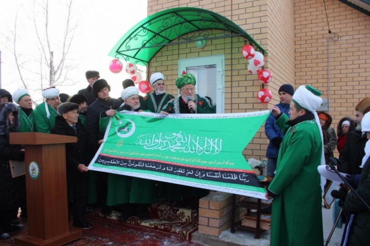Верховный муфтий Талгат Таджуддин поздравил сельчан с новым храмом.