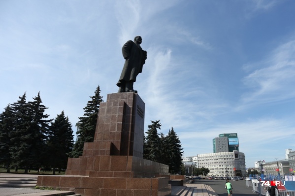 Отремонтированный постамент вызывает вопросы не только у простых челябинцев Отремонтированный постамент вызывает вопросы не только у простых челябинцев