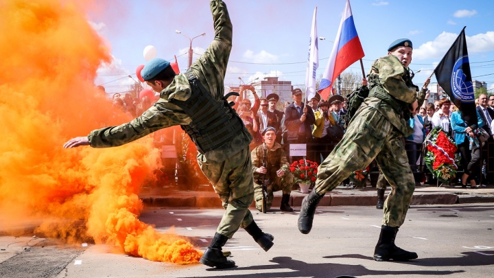 Слёзы ветеранов, настоящая кровь и вертолеты. Митинг в честь Дня Победы прошел в Нижнем Новгороде