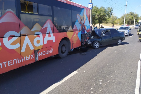 Людям в легковушке понадобилась помощь медиков Людям в легковушке понадобилась помощь медиков