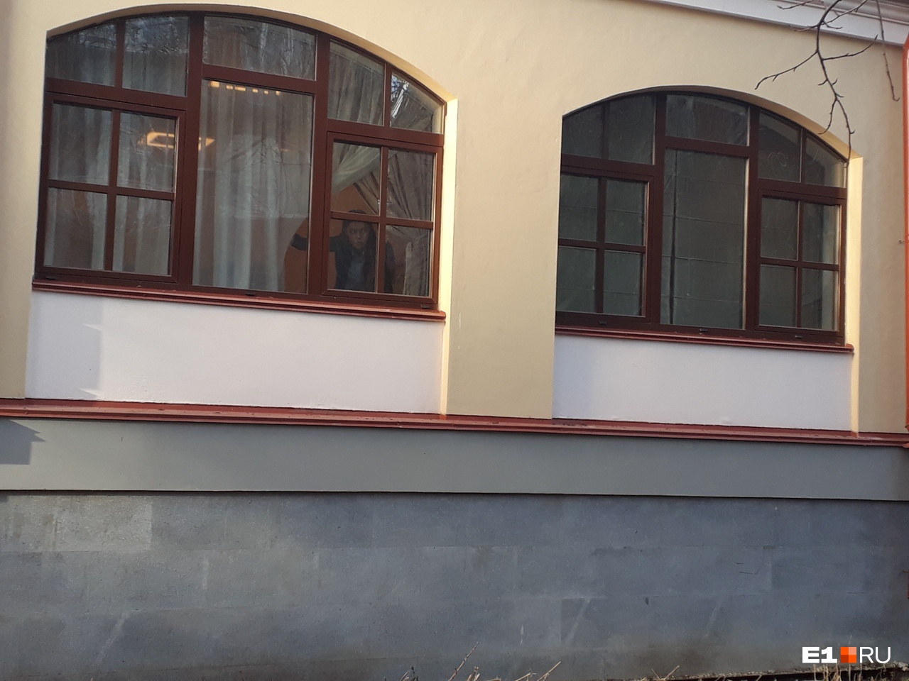 Представители филармонии на встречу не пришли, но украдкой наблюдали из окошка Представители филармонии на встречу не пришли, но украдкой наблюдали из окошка