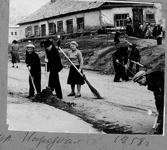 Когда-то на уборку территорий выходили всем рабочим коллективом, но к работам активно привлекали и загремевших в вытрезвители Когда-то на уборку территорий выходили всем рабочим коллективом, но к работам активно привлекали и загремевших в вытрезвители