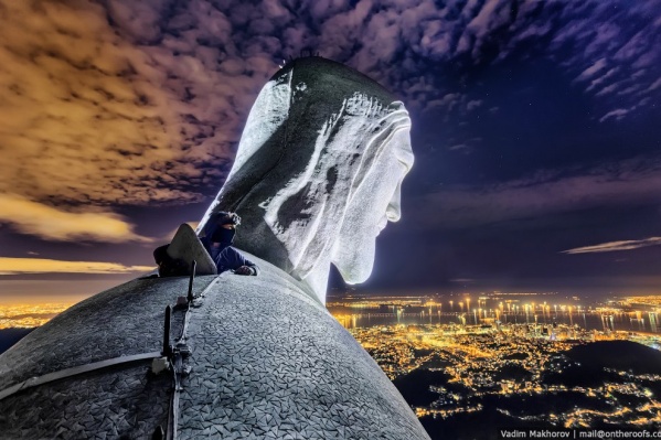 Фотографию, сделанную со Статуи Христа Искупителя в Рио-де-Жанейро, Вадим Махоров продал за 360 тысяч рублей. Её размер составил 140 на 220 сантиметров Фотографию, сделанную со Статуи Христа Искупителя в Рио-де-Жанейро, Вадим Махоров продал за 360 тысяч рублей. Её размер составил 140 на 220 сантиметров