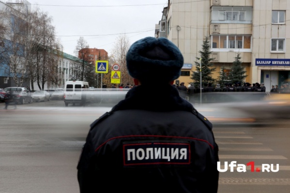 Уфимского полицейского юноша ударил по лицу Уфимского полицейского юноша ударил по лицу