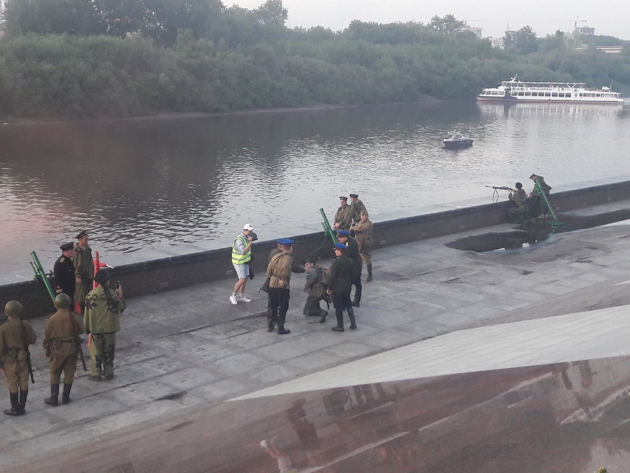 Вот, например, задержали пленного немца. Его ударили, после чего он «всё рассказал», показал расположение своих солдат (простите, но нам одним это кажется очень странным?) Вот, например, задержали пленного немца. Его ударили, после чего он «всё рассказал», показал расположение своих солдат (простите, но нам одним это кажется очень странным?)