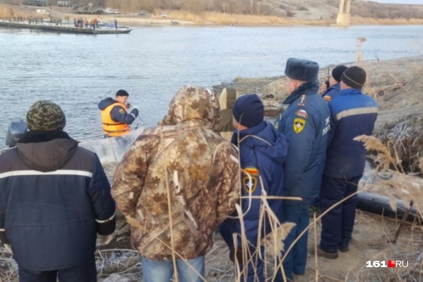 Все пассажиры лодки оказались в воде Все пассажиры лодки оказались в воде