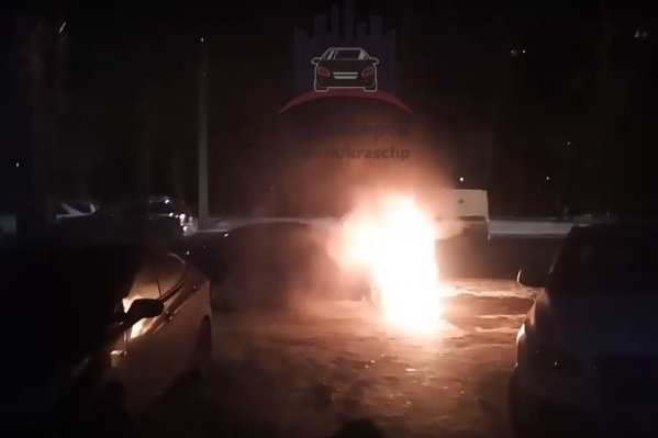 Автомобиль загорелся около семи вечера на Киренского Автомобиль загорелся около семи вечера на Киренского
