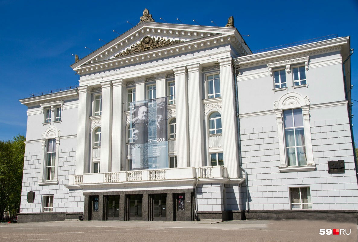 Современный фасад театра