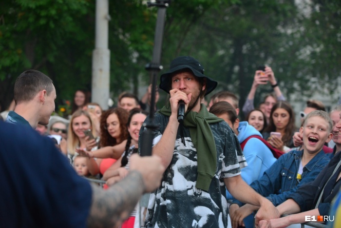 В прошлом году на площадке перед УрФУ для выпускников пел Иван Дорн В прошлом году на площадке перед УрФУ для выпускников пел Иван Дорн