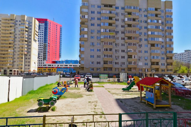 Эта площадка — одно из немногих мест, где местные жители могут погулять с детьми Эта площадка — одно из немногих мест, где местные жители могут погулять с детьми