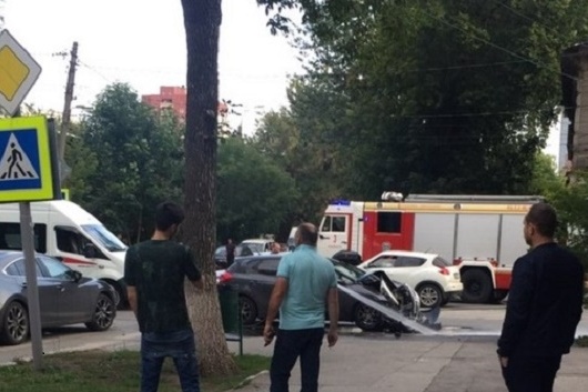 К месту аварии приехали пожарные и скорая помощь К месту аварии приехали пожарные и скорая помощь