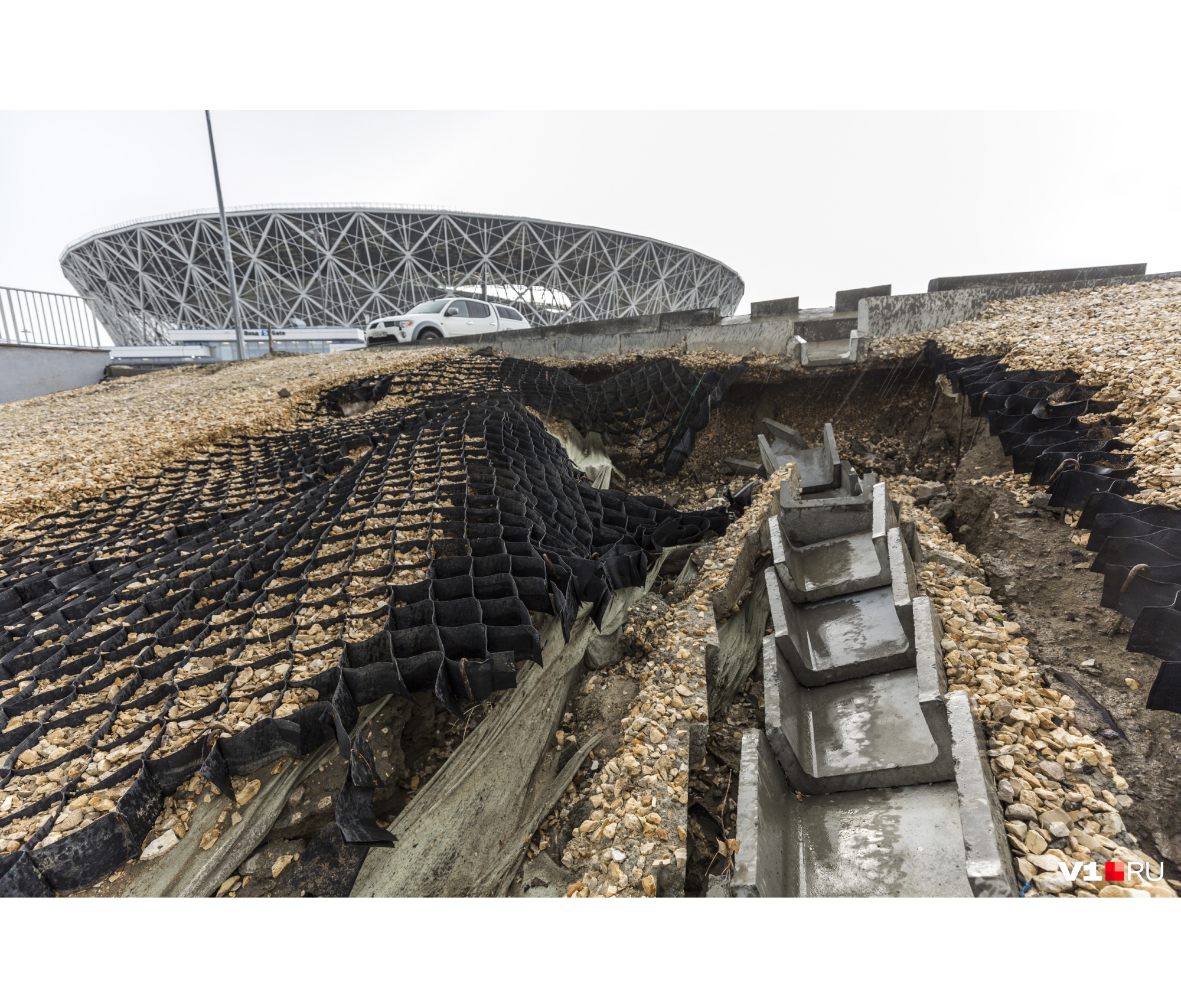 Поплывшая «Волгоград Арена» и заваленная щебнем рокадная дорога: фоторепортаж