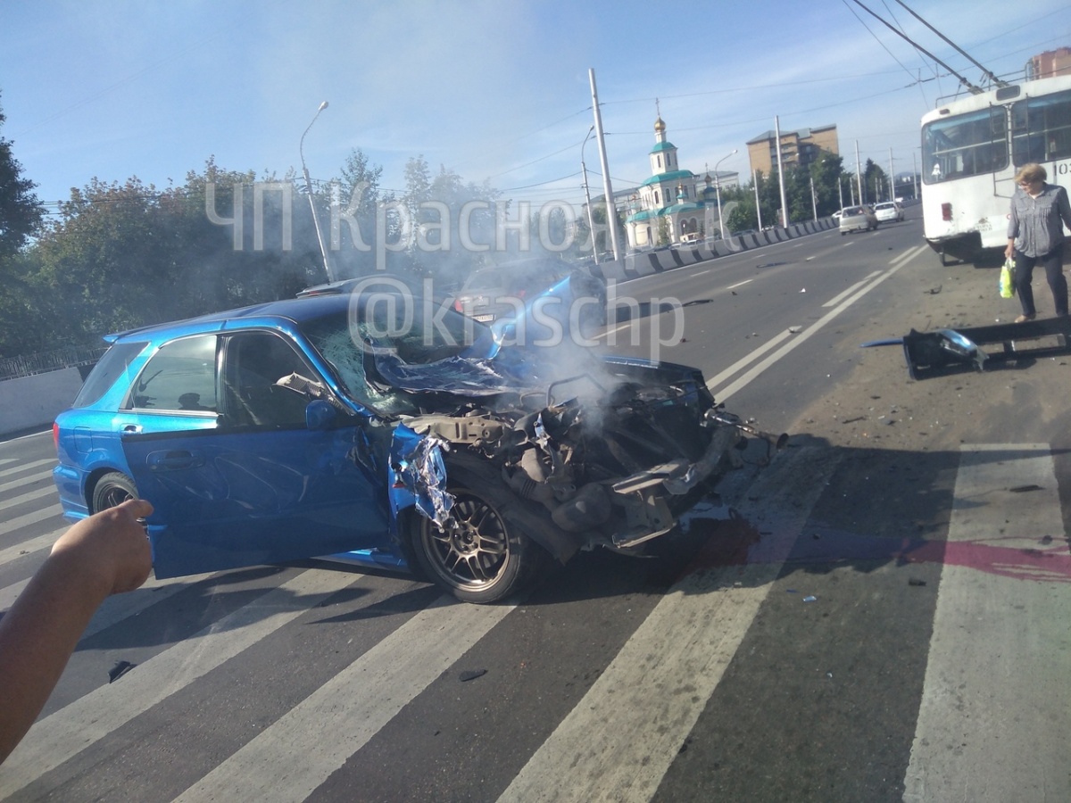 Гонщик на «Субару» на высокой скорости врезался в троллейбус и попутное  авто на Партизана Железняка | 17.08.2018 | Красноярск - БезФормата