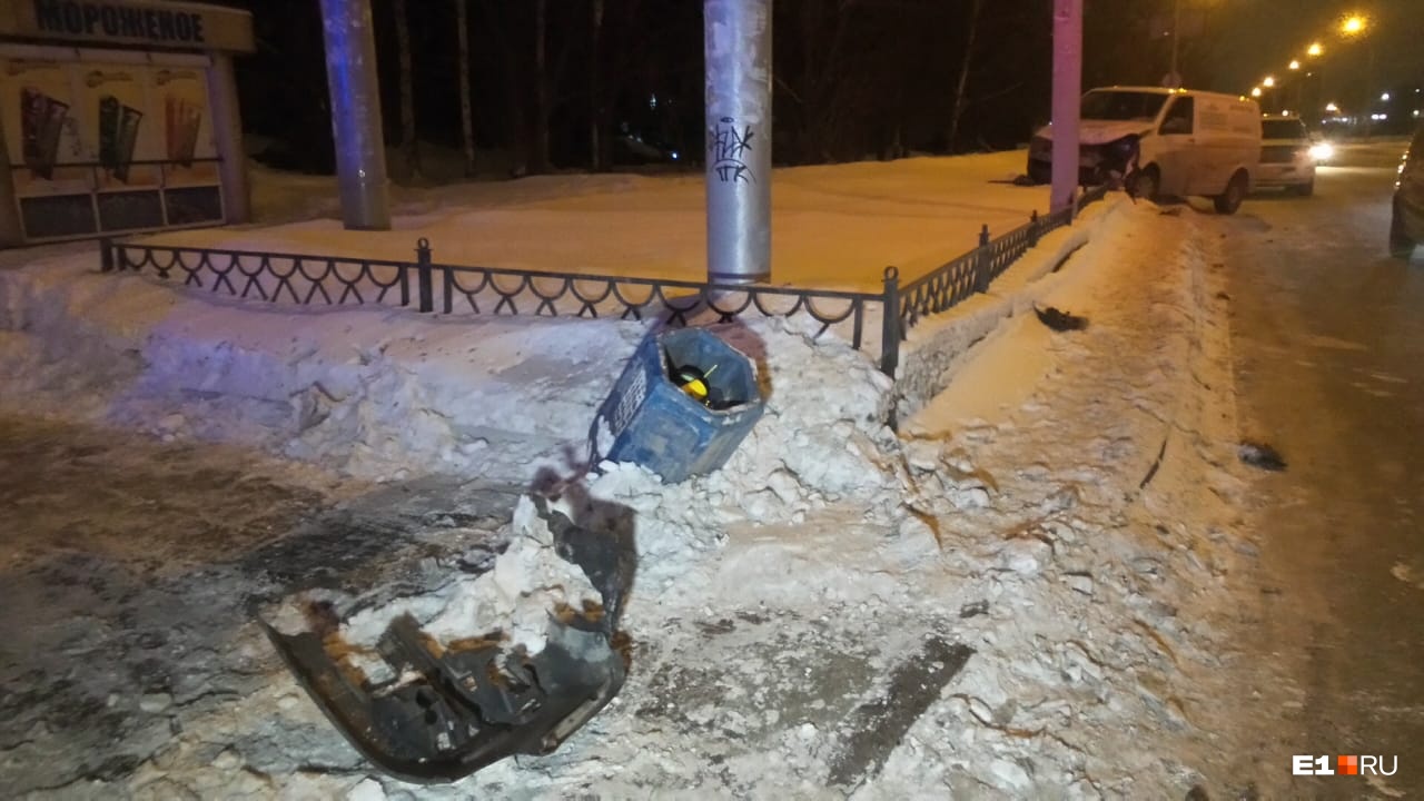 Polo вынесло на тротуар Polo вынесло на тротуар