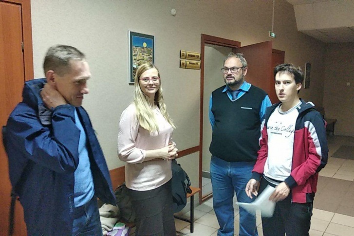 Наталья Вавилова с другими активистами в коридоре суда Ленинского района