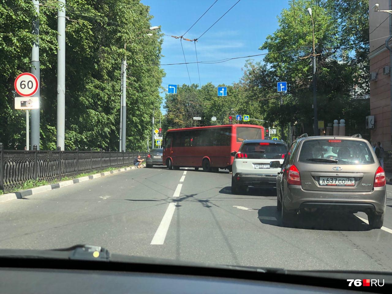 Из-за ДТП в центре Ярославля образовались пробки Из-за ДТП в центре Ярославля образовались пробки
