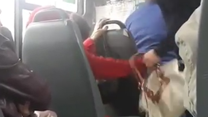 «Смотрите, что делает, бандит!» В уфимском автобусе водитель подрался с пенсионеркой