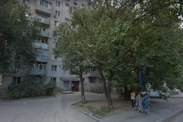Неизвестные вывели мужчину из подъезда и насильно затолкали в автомобиль Неизвестные вывели мужчину из подъезда и насильно затолкали в автомобиль
