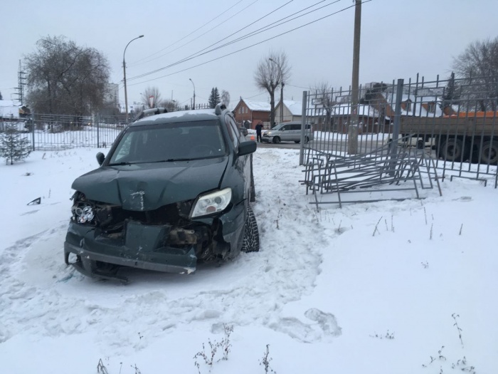 Mitsubishi Outlander снес две секции забора Mitsubishi Outlander снес две секции забора
